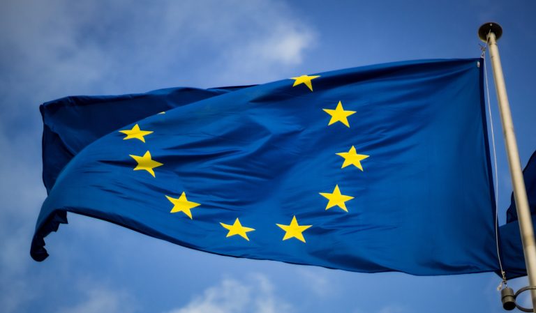 EU-flagget flagrende i vinden